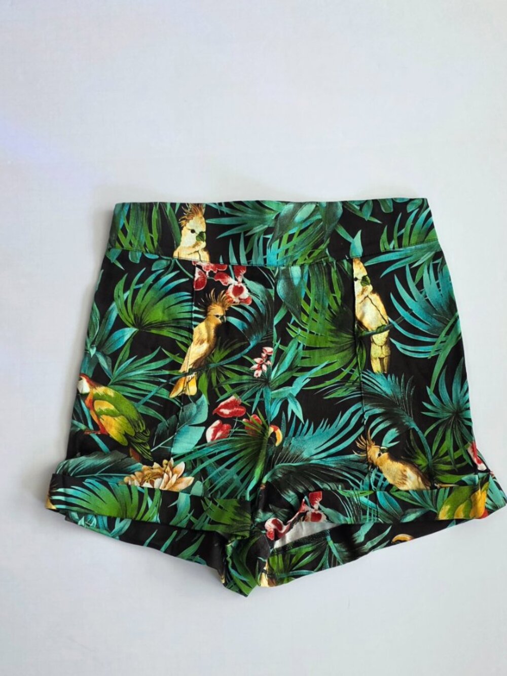 Pinup Couture High Waisted Shorts in Parrot Print Size XL Retro - Picture 2 of 2